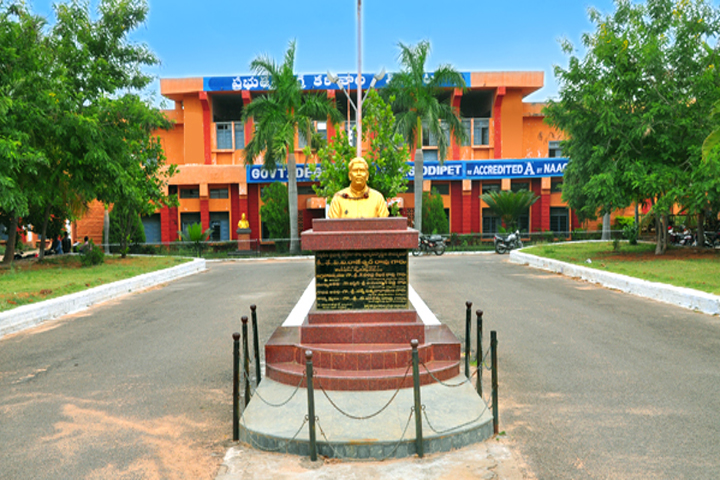 https://cache.careers360.mobi/media/colleges/social-media/media-gallery/13294/2019/4/24/Campus View of Government Degree College Siddipet_Campus-View.jpg
